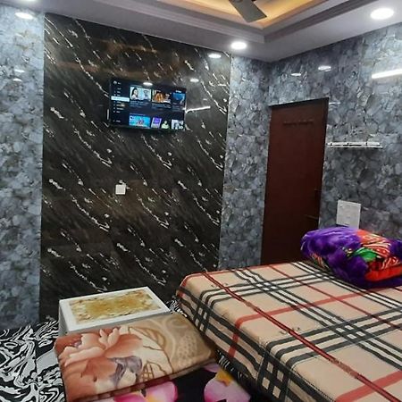Aggarwal Luxury Room With Private Kitchen Washroom And Balcony Along With Fridge, Ac, Android Tv, Wifi In Main Lajpat Nagar 新德里 外观 照片