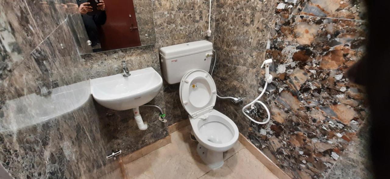 Aggarwal Luxury Room With Private Kitchen Washroom And Balcony Along With Fridge, Ac, Android Tv, Wifi In Main Lajpat Nagar 新德里 外观 照片